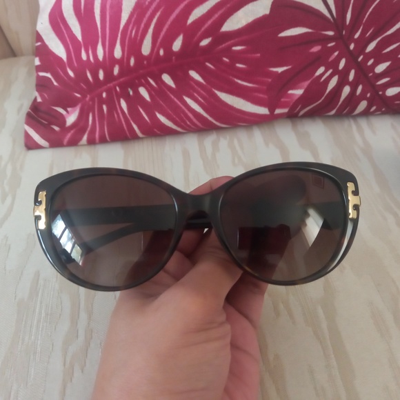 Tory Burch sunglasses with gucci case - Picture 9 of 10